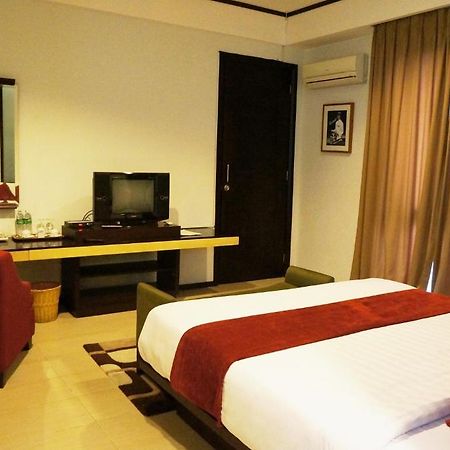 Rumah Nenek Hotel And Restaurant Padang  Buitenkant foto