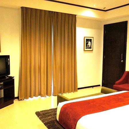 Rumah Nenek Hotel And Restaurant Padang  Buitenkant foto