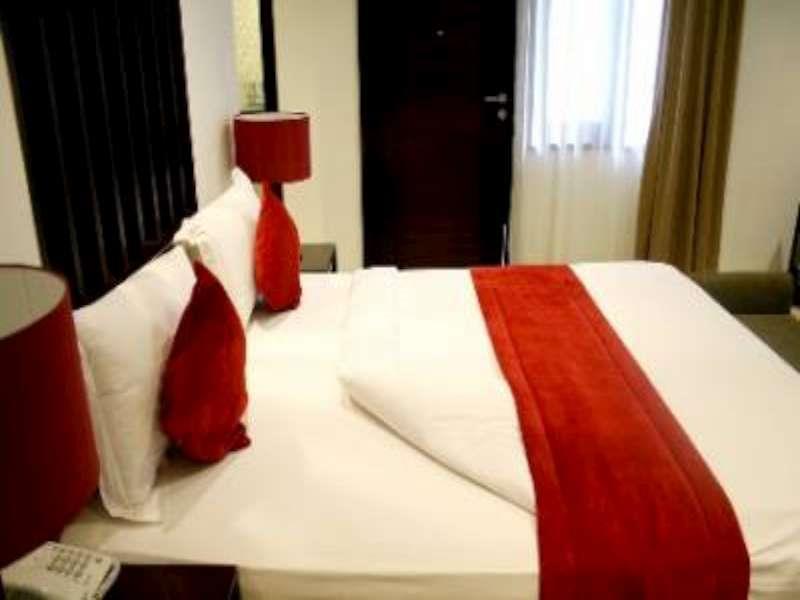 Rumah Nenek Hotel And Restaurant Padang  Buitenkant foto