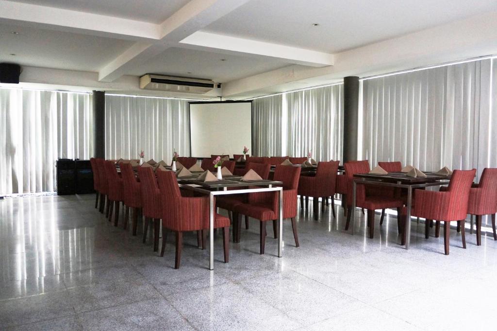 Rumah Nenek Hotel And Restaurant Padang  Buitenkant foto