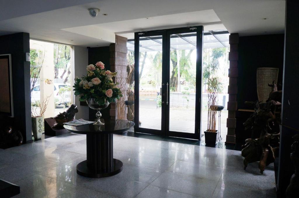 Rumah Nenek Hotel And Restaurant Padang  Buitenkant foto