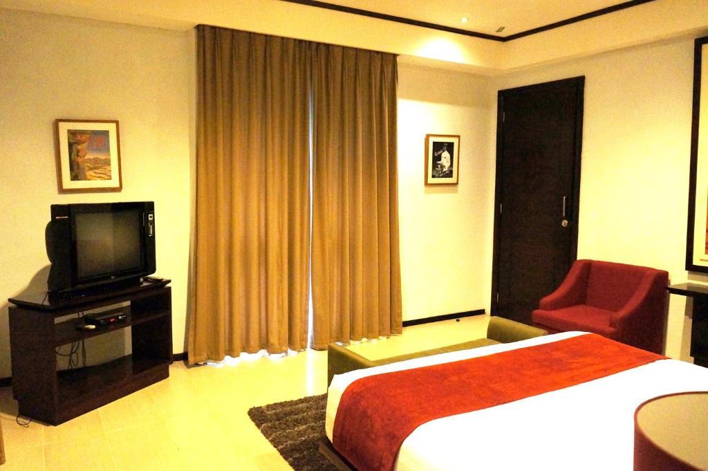 Rumah Nenek Hotel And Restaurant Padang  Buitenkant foto