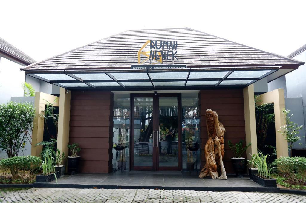 Rumah Nenek Hotel And Restaurant Padang  Buitenkant foto