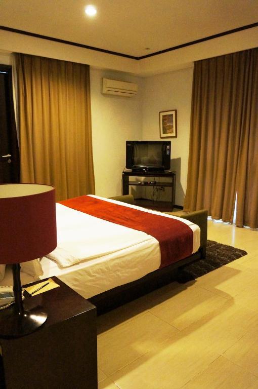 Rumah Nenek Hotel And Restaurant Padang  Buitenkant foto