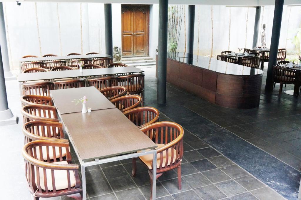 Rumah Nenek Hotel And Restaurant Padang  Buitenkant foto