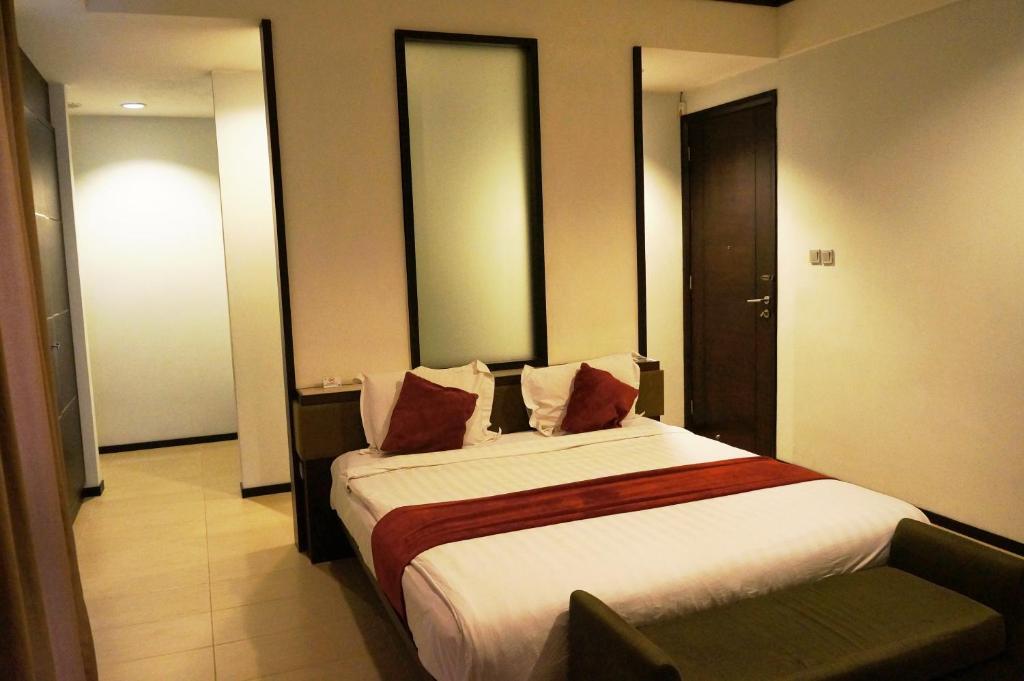 Rumah Nenek Hotel And Restaurant Padang  Buitenkant foto