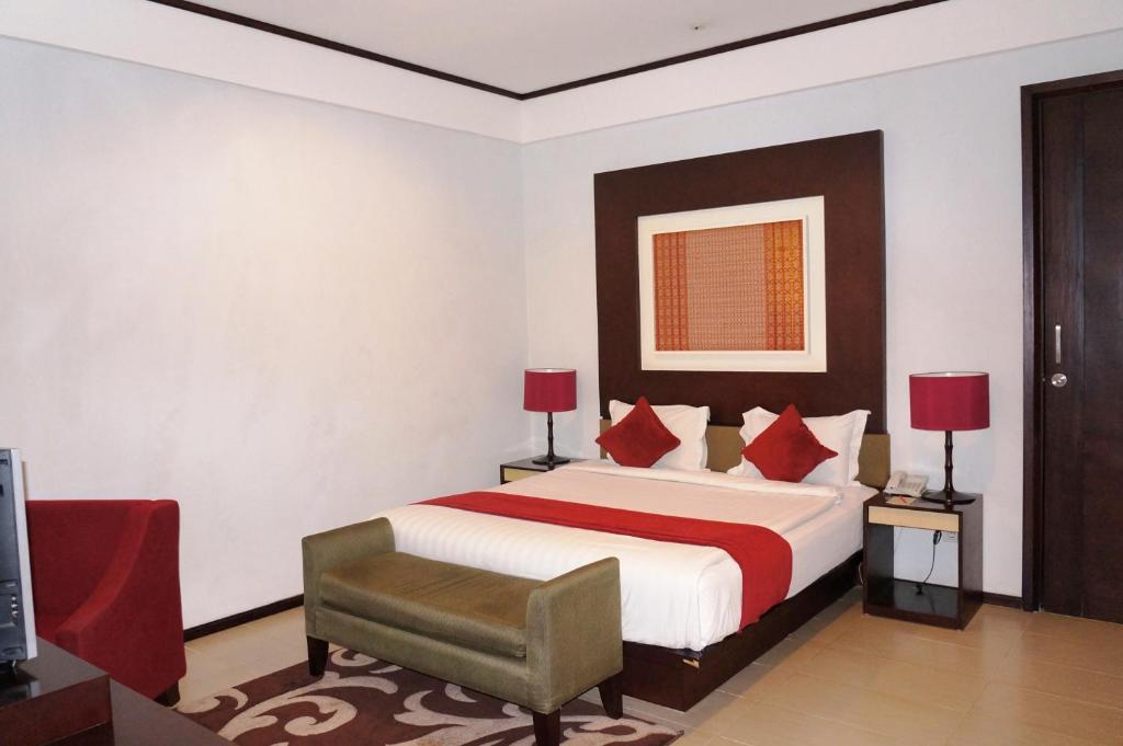 Rumah Nenek Hotel And Restaurant Padang  Buitenkant foto
