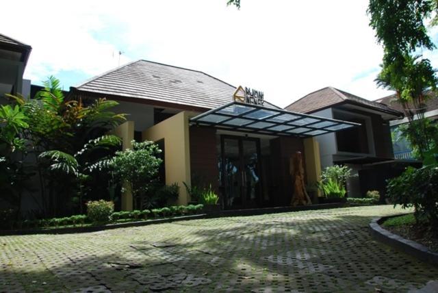 Rumah Nenek Hotel And Restaurant Padang  Buitenkant foto